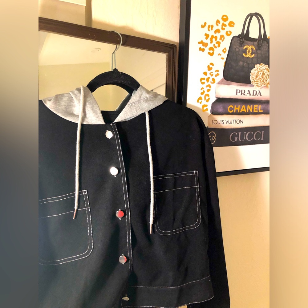 Cute sporty Black crop hooded jacket size M, 20 inches PTP, 19 inches Long